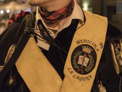 Completano il look un foulard rossiccio e la fascia gialla al collo che rappresenta l'universit� di provenienza